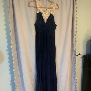 Maxi dress with crochet back